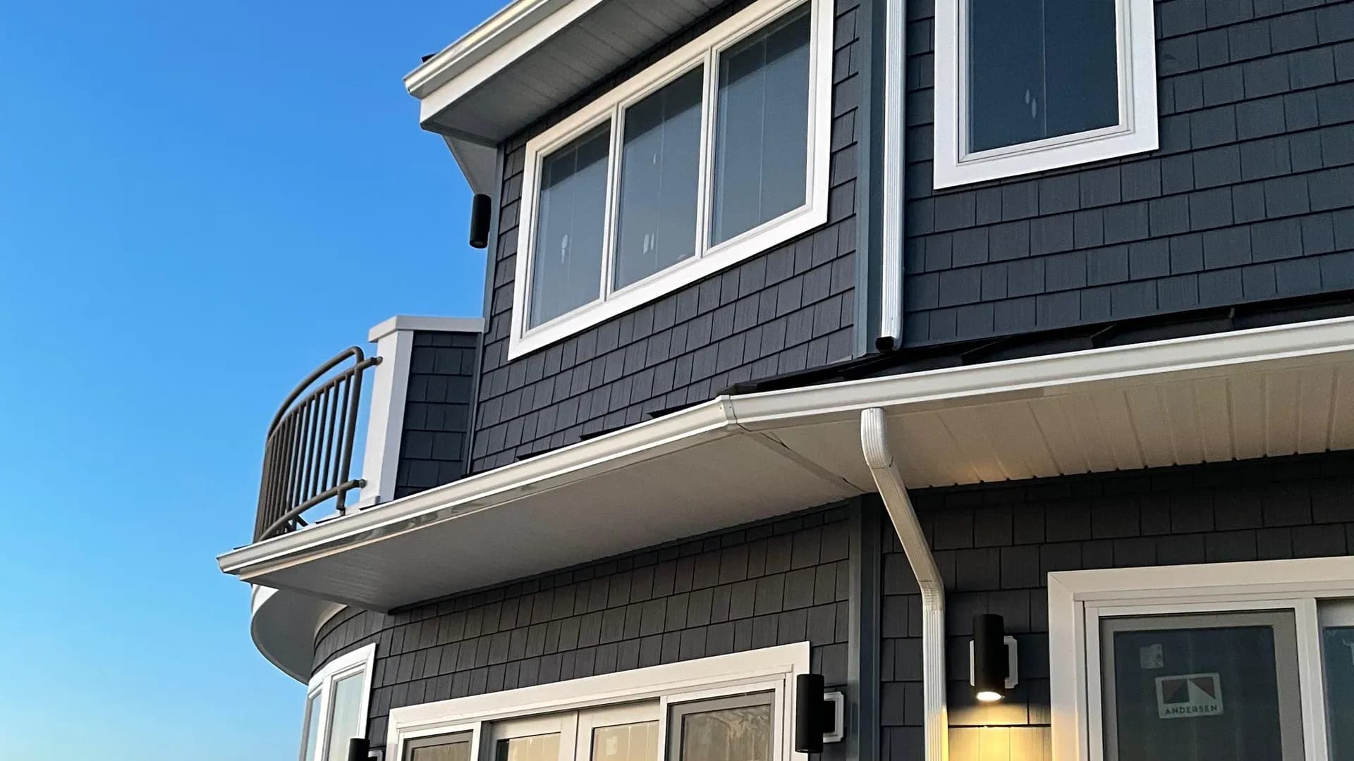 Instalación de canaleta seamless en una casa estilo shingle en Nueva Jersey por Haus Prime